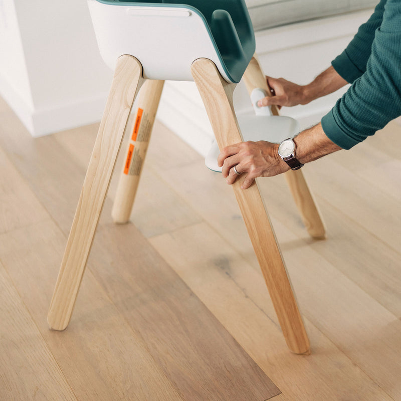 Dad adjusting footrest of UPPAbaby CIRO High chair - EMRICK (Spruce Green)