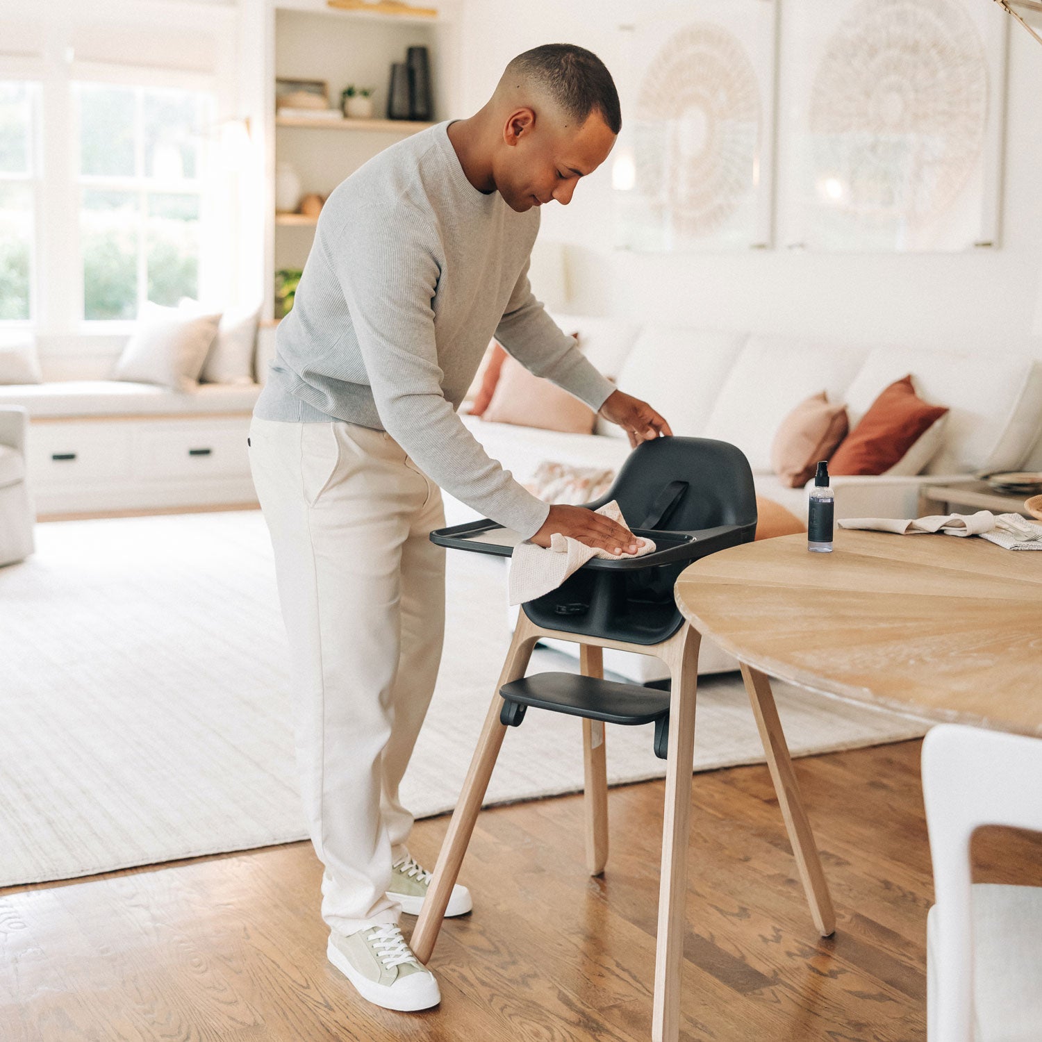 Dad cleaning tray of UPPAbaby CIRO High Chair - JAKE (Charcoal)