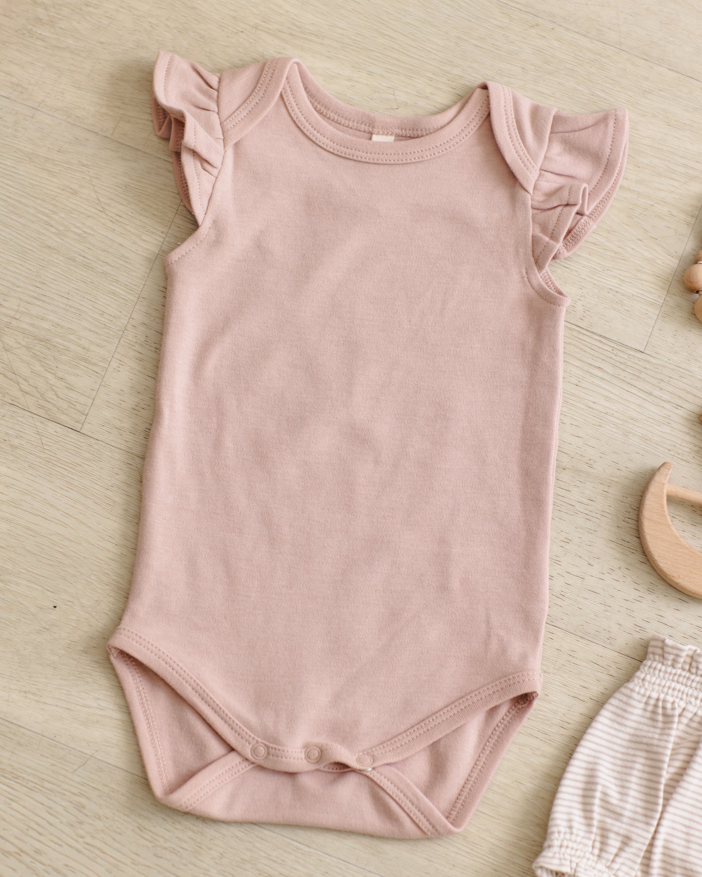 Quincy Mae Flutter Sleeve Bodysuit - Blush