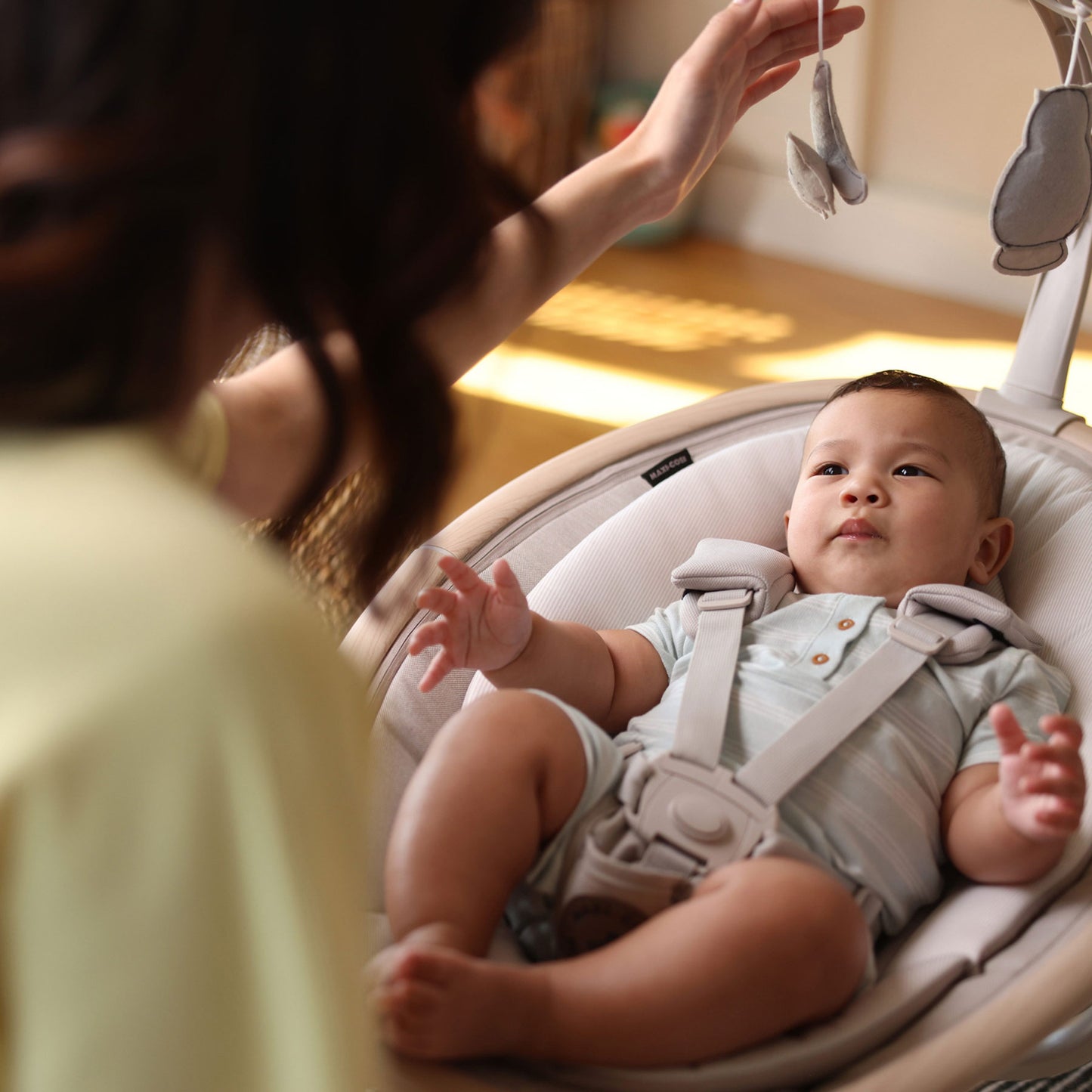 Baby lying in Maxi-Cosi Cassia Swing - Classic Oat