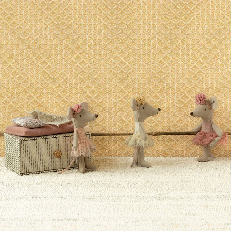 Maileg Little Sister Dance Mouse in Daybed - Light Pink