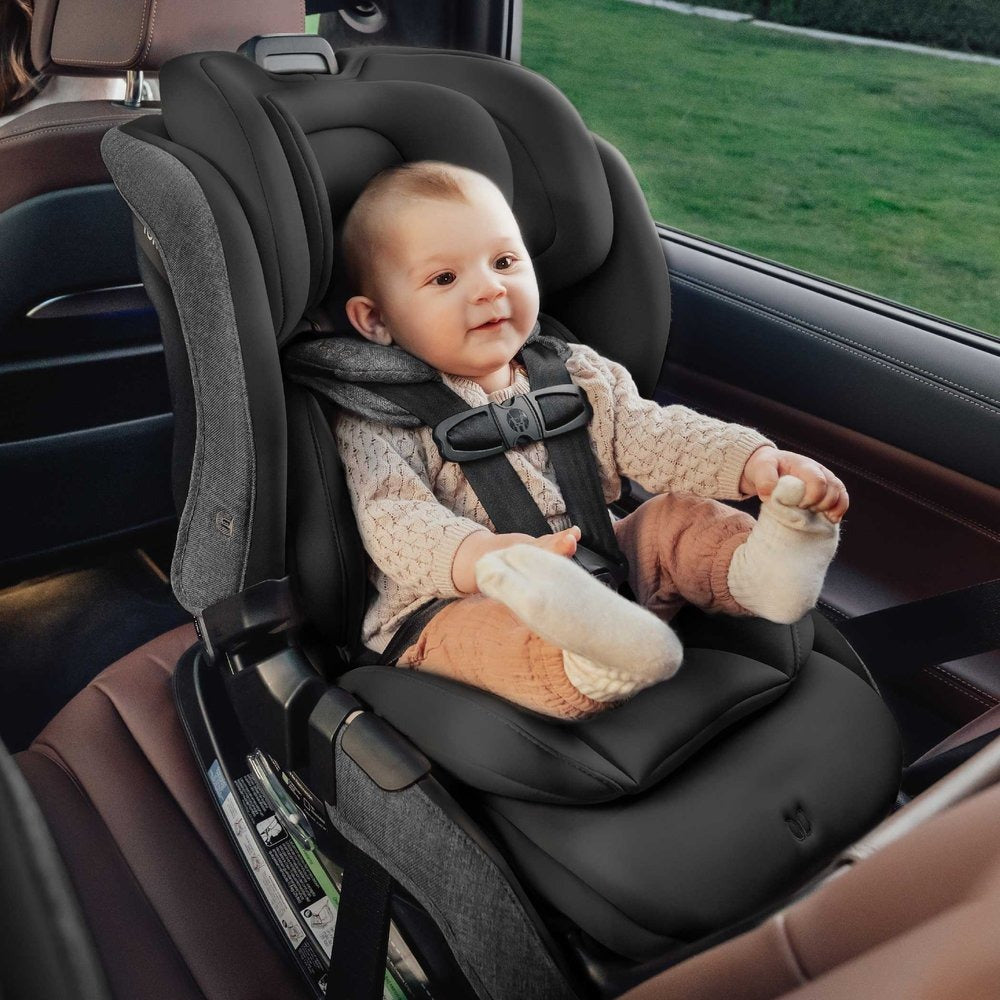 Baby sits rear facing in Romer Veni Convertible Car Seat - Peppercorn