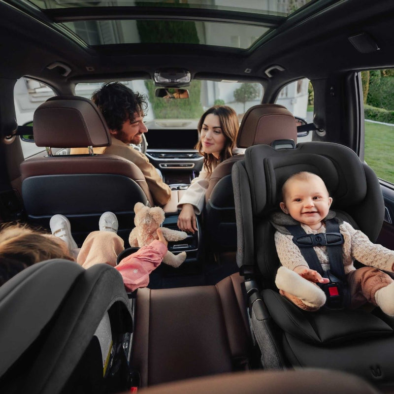 Two kids in backseat of car sitting in Romer Veni Convertible Car Seat - Peppercorn